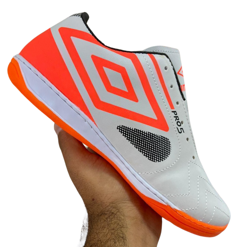 Chuteiras Umbro - Solado Quadra/Campo/Society