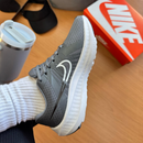 Tênis Nike Zoom Pegasus – Grafite/Branco (Linha Básica)