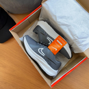 Tênis Nike Zoom Pegasus – Grafite/Branco (Linha Básica)