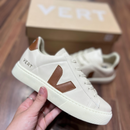 Tênis Feminino Vert Cadarço – Branco/Caramelo)