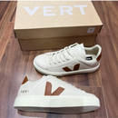 Tênis Feminino Vert Cadarço – Branco/Caramelo)