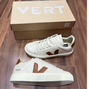 Tênis Feminino Vert Cadarço – Branco/Caramelo)