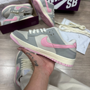 Nike SB Dunk Low Premium – Cinza com Detalhes em Rosa