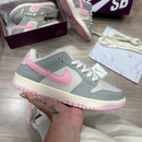 Nike SB Dunk Low Premium – Cinza com Detalhes em Rosa