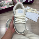 Nike SB Dunk Low Premium – Cinza com Detalhes em Rosa