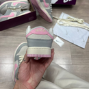 Nike SB Dunk Low Premium – Cinza com Detalhes em Rosa