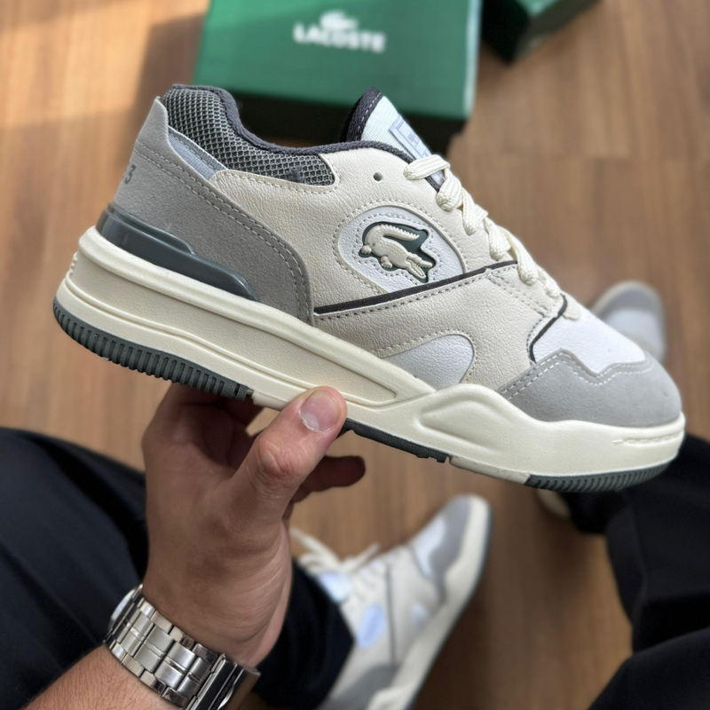 TÊNIS LACOSTE TENNIS 1933 BEGE CINZA – LINHA PREMIUM