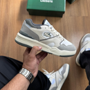 TÊNIS LACOSTE TENNIS 1933 BEGE CINZA – LINHA PREMIUM