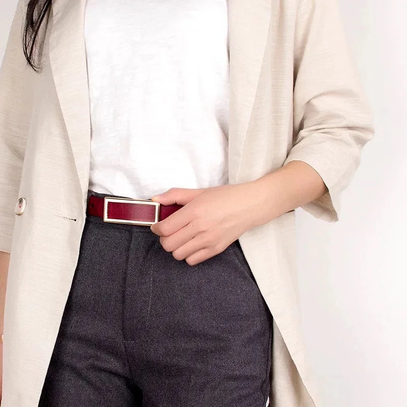 Cinto de Couro com Fivela Retangular Dourada