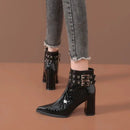 Bota Curta Detalhe em Metal