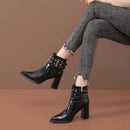 Bota Curta Detalhe em Metal