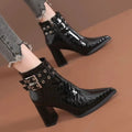 Bota Curta Detalhe em Metal