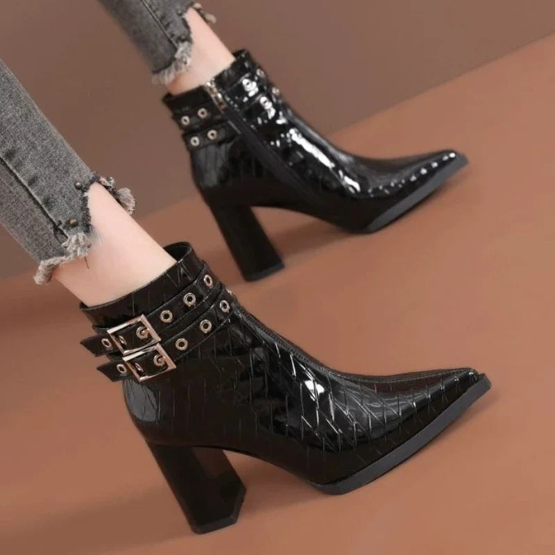 Bota Curta Detalhe em Metal