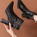 Bota Curta Detalhe em Metal