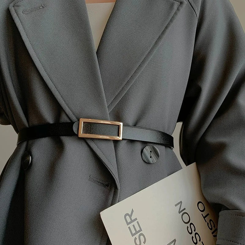 Cinto de Couro com Fivela Retangular Dourada